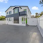 C- Vibrant And Glam Noho Pad Near U-Studios And H-Sign