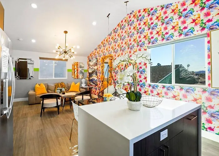 C- Vibrant And Glam Noho Pad Near U-Studios And H-Sign