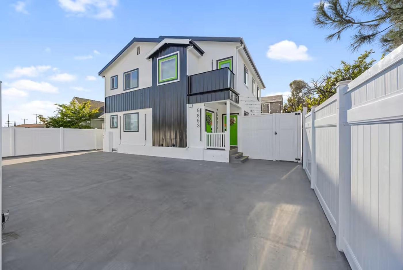 C- Vibrant And Glam Noho Pad Near U-Studios And H-Sign *