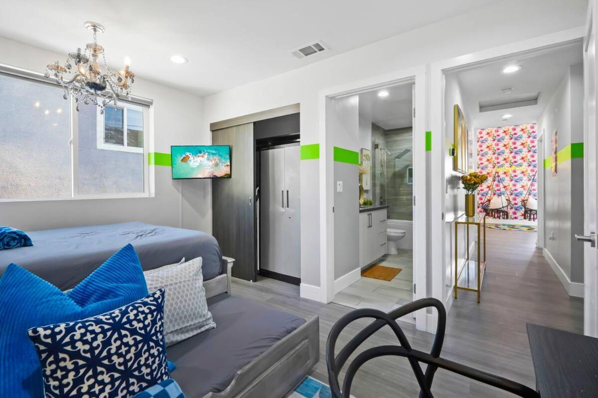 Apartment C- Vibrant And Glam Noho Pad Near U-Studios And H-Sign