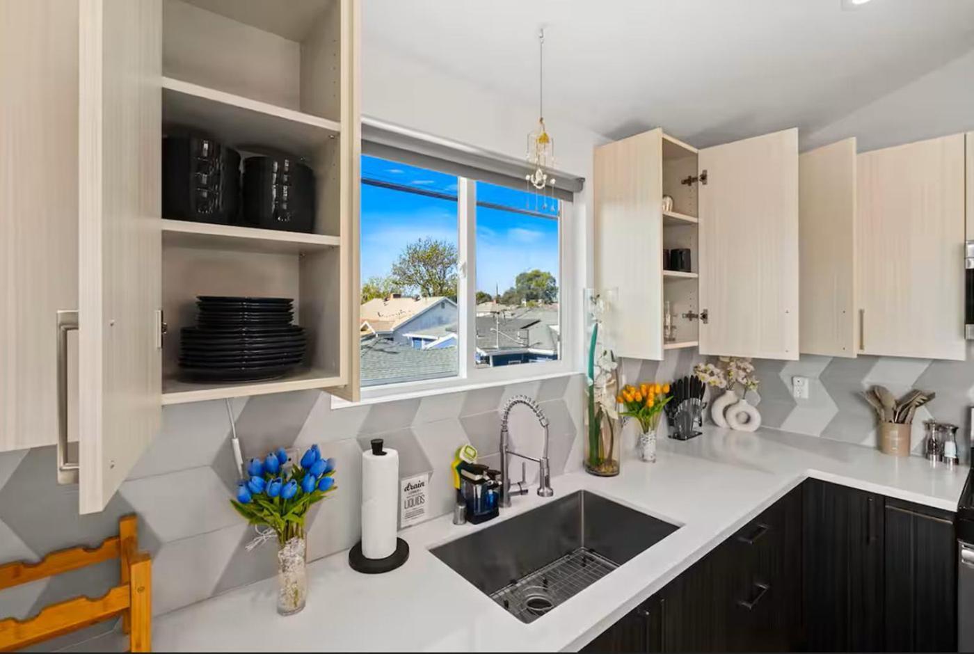 C- Vibrant And Glam Noho Pad Near U-Studios And H-Sign *