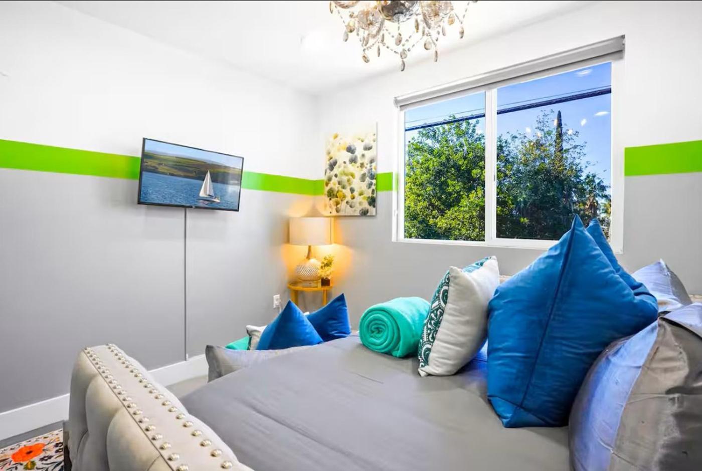 C- Vibrant And Glam Noho Pad Near U-Studios And H-Sign * Los Angeles