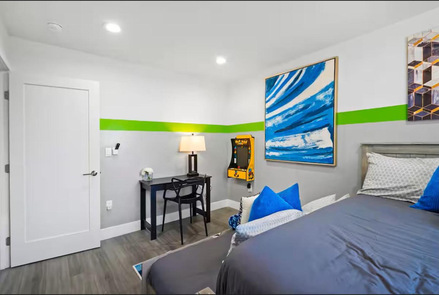 C- Vibrant And Glam Noho Pad Near U-studios And H-sign