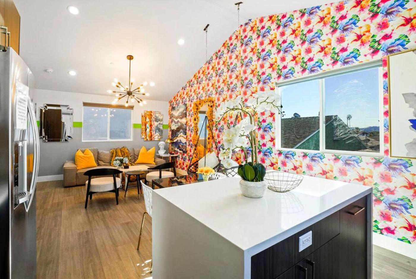 C- Vibrant And Glam Noho Pad Near U-studios And H-sign * Los Angeles