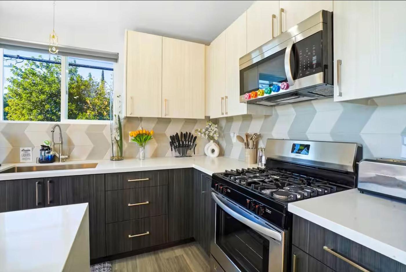 C- Vibrant And Glam Noho Pad Near U-studios And H-sign * Los Angeles